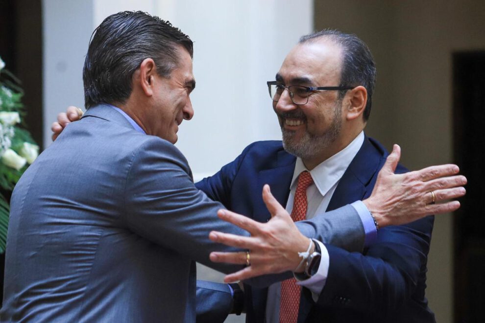 El presidente ejecutivo del Banco de Desarrollo de América Latina y el Caribe (CAF), Sergio Díaz-Granados (d), posa con el Presidente de Bolivia, Rodrigo Paz