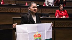 una mujer agarrando una bandera