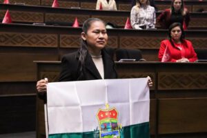 una mujer agarrando una bandera