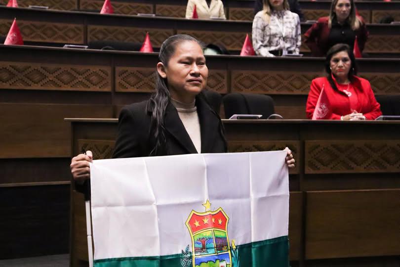 una mujer agarrando una bandera