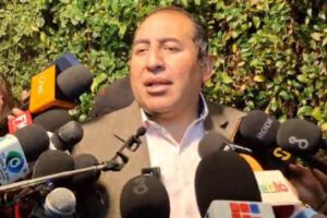 un señor brindando declaracion