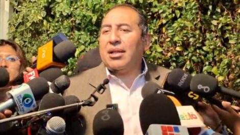 un señor brindando declaracion