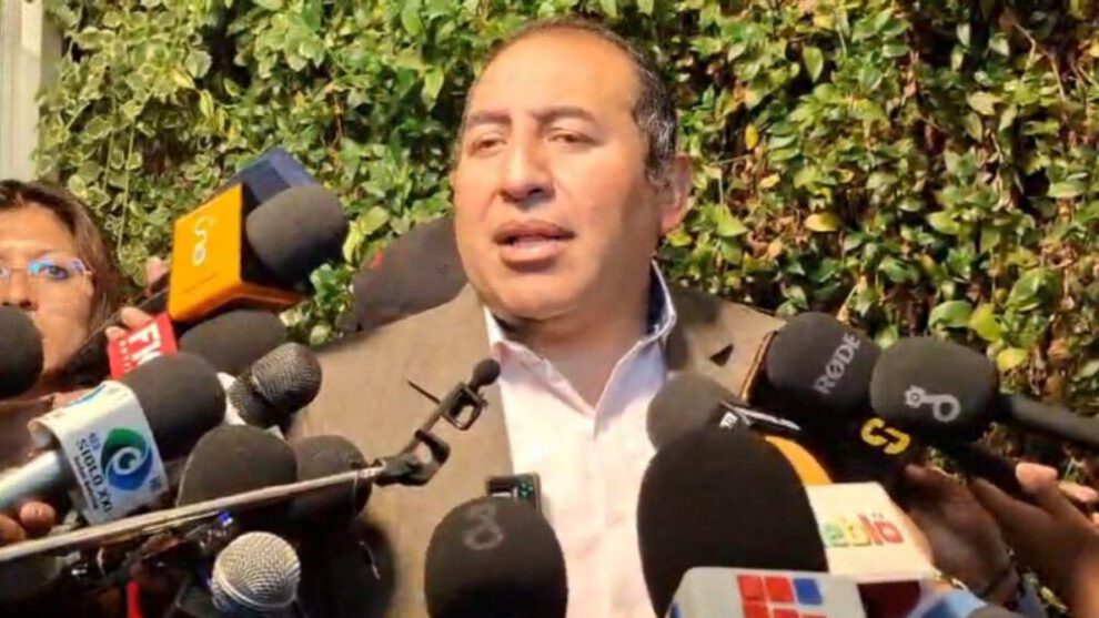 un señor brindando declaracion