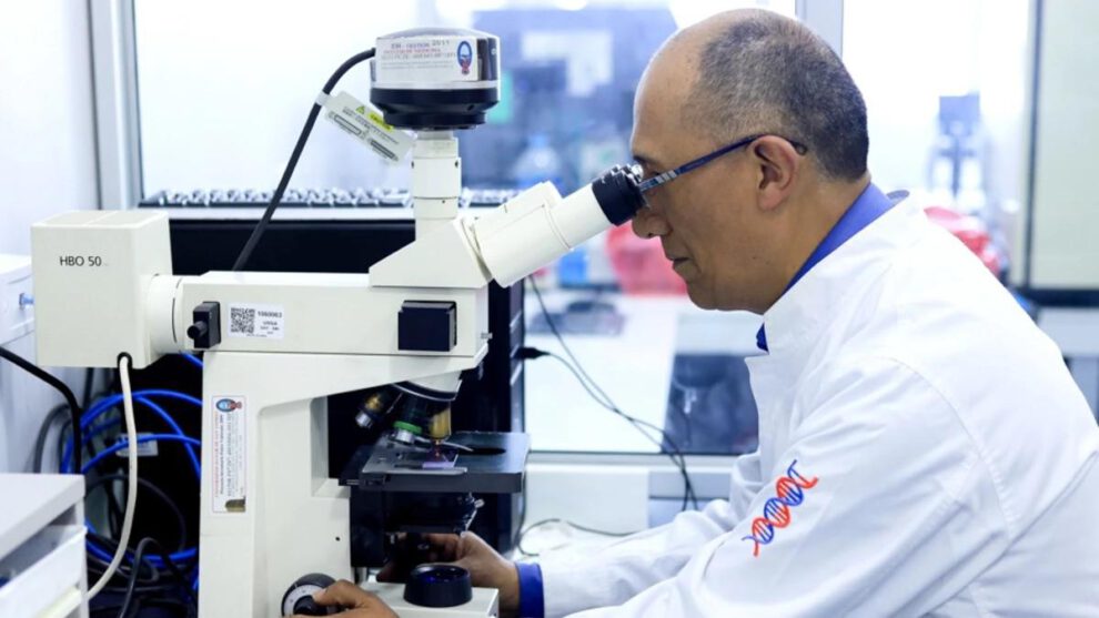 El médico e investigador Ricardo Amaru