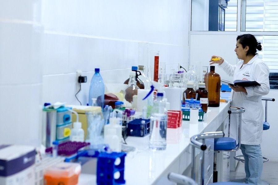 Una integrante de un equipo médico de investigadores trabaja en un laboratorio