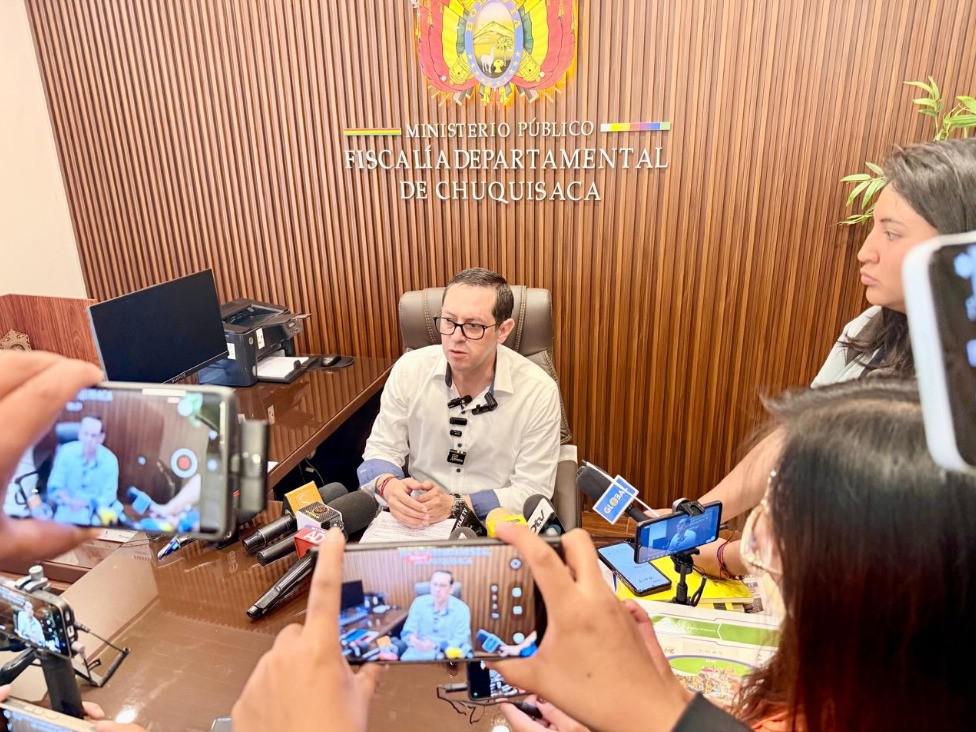 El Fiscal Departamental de Chuquisaca, Mauricio Nava Morales, en una conferencia de prensa, informó sobre lo el caso