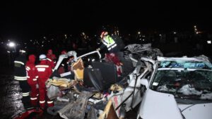 Bomberos trabajan para poder liberar los cuerpos atrapados, entre los hierros
