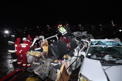 Bomberos trabajan para poder liberar los cuerpos atrapados, entre los hierros