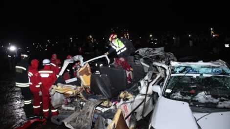 Bomberos trabajan para poder liberar los cuerpos atrapados, entre los hierros