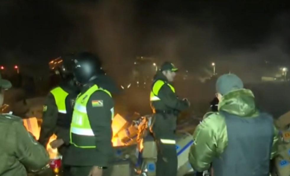 Ante saqueos y desborde policial, el presidente del BCB ordenó la quema inmediata de los billetes en el lugar del siniestro para evitar su circulación ilegal.