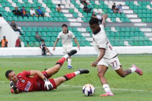 Robson Mateus deja en el camino al golero de Blooming
