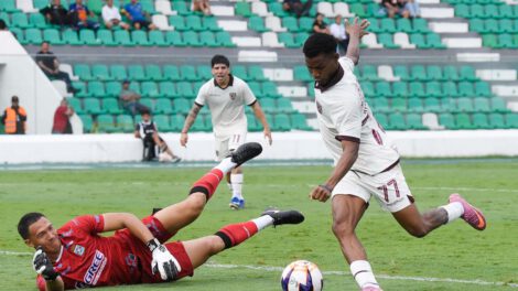 Robson Mateus deja en el camino al golero de Blooming