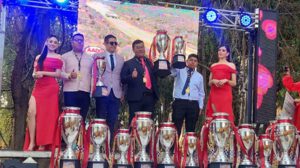 los ganadores alzan orgullosos sus trofeos