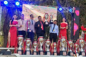los ganadores alzan orgullosos sus trofeos