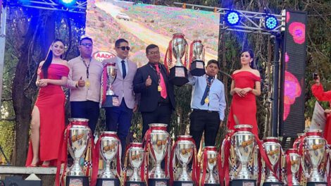 los ganadores alzan orgullosos sus trofeos