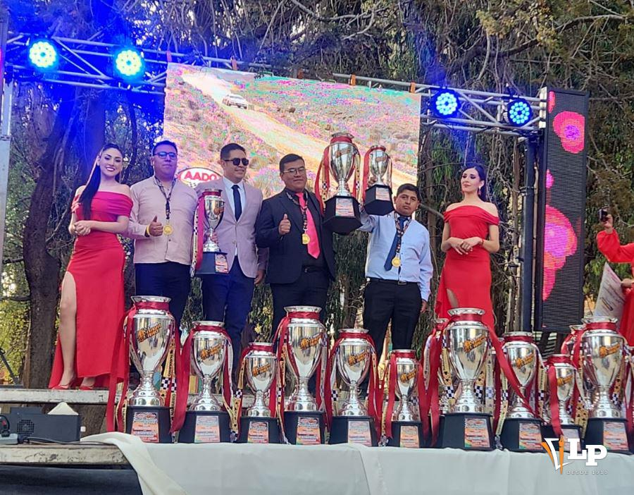 los ganadores alzan orgullosos sus trofeos