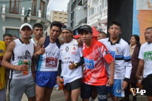 Héctor Garibay jun to a otros atletas orureños