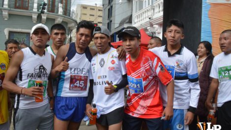 Héctor Garibay jun to a otros atletas orureños