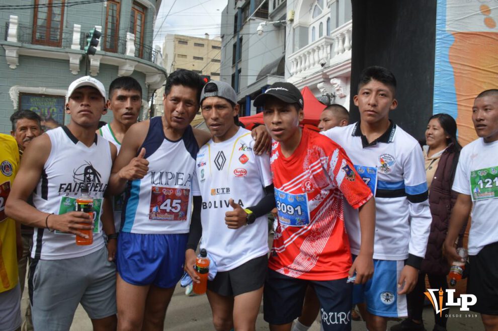 Héctor Garibay jun to a otros atletas orureños