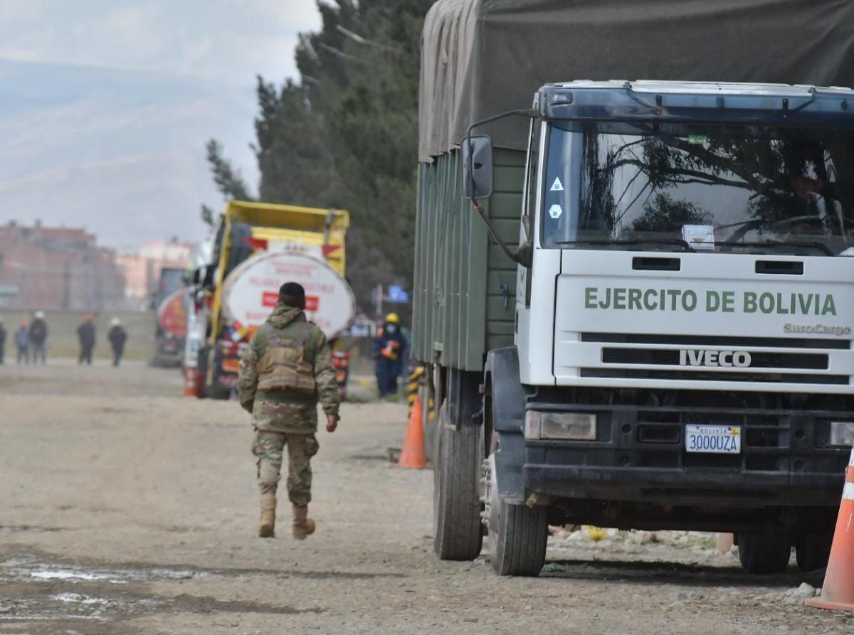 un soldado caminando