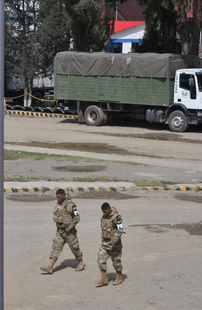 oficiales de la fuerza armada caminando