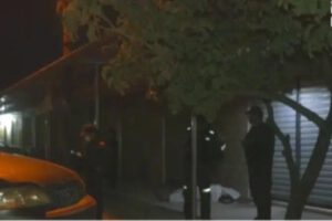 oficiales en el lugar