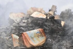 Billetes quemados en el aeropuerto