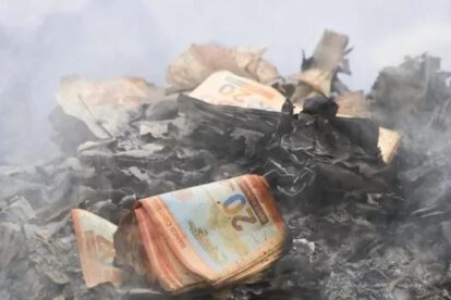 Billetes quemados en el aeropuerto