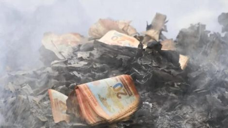 Billetes quemados en el aeropuerto