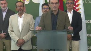 El Presidente Rodrigo Paz junto a ministros y al gobernador Luis Fernando Camacho