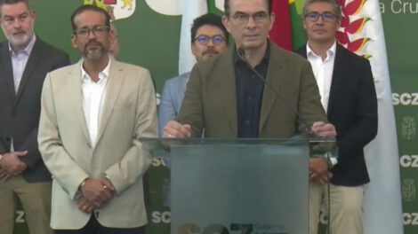 El Presidente Rodrigo Paz junto a ministros y al gobernador Luis Fernando Camacho