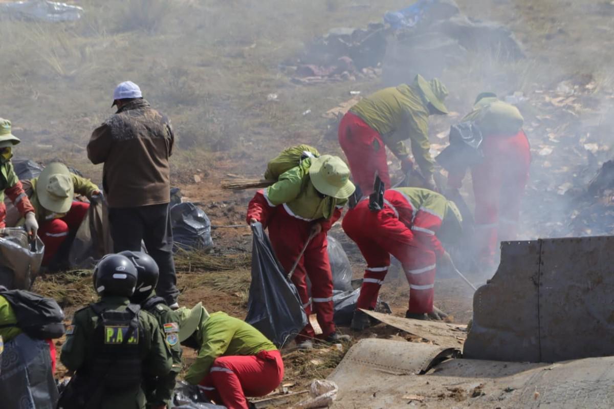 Recogen en bolsas de basura las partes de los billetes quemados