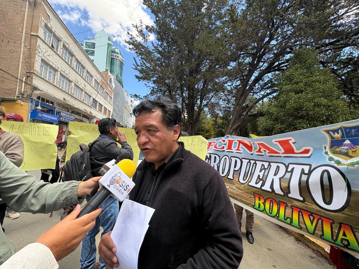 Alex Conde ante los medios