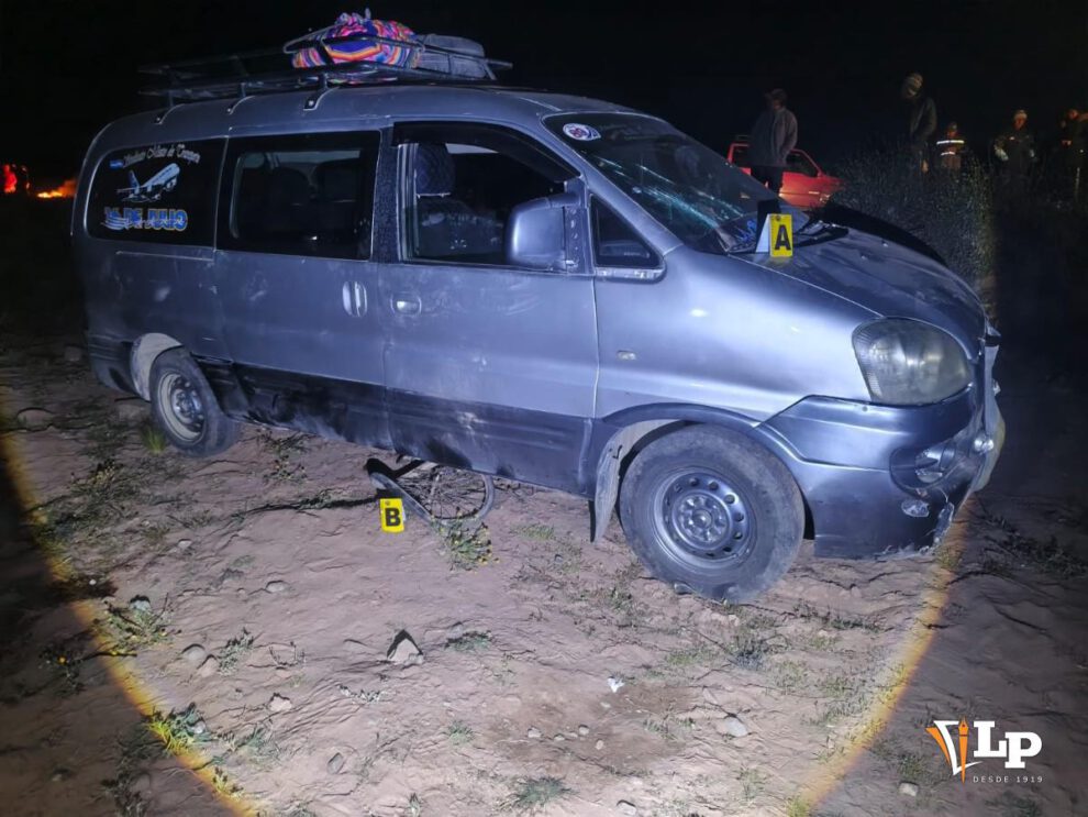 Ciclista fallece tras ser colisionada por minibús