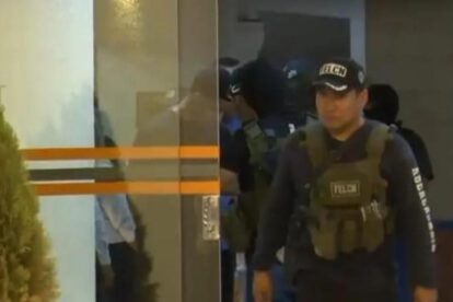 policia caminando