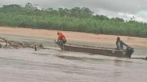 personas en bote buscando en el rio