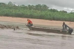personas en bote buscando en el rio