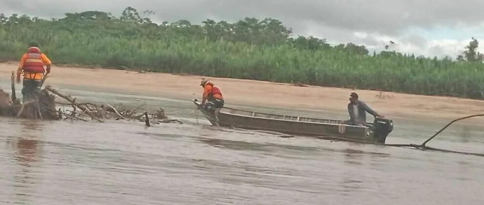 personas en bote buscando en el rio