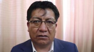 un señor mirando a la camara