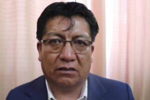 un señor mirando a la camara