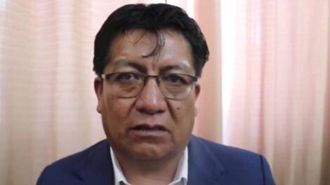 un señor mirando a la camara