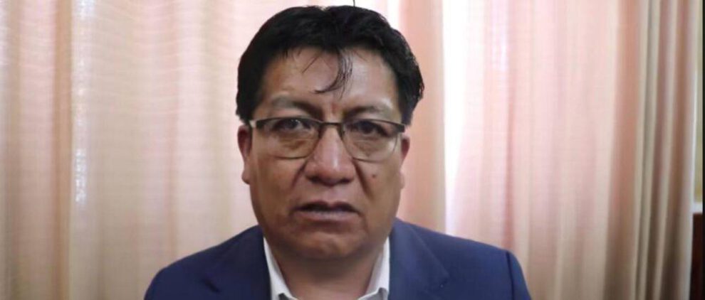 un señor mirando a la camara