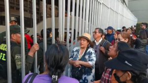 Ciudadanos realizan largas filas afuera del Banco Central de Bolivia(BCB), para poder cambiar sus billetes de Serie B.