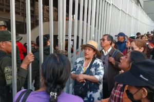 Ciudadanos realizan largas filas afuera del Banco Central de Bolivia(BCB), para poder cambiar sus billetes de Serie B.