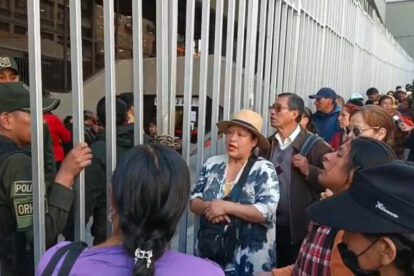 Ciudadanos realizan largas filas afuera del Banco Central de Bolivia(BCB), para poder cambiar sus billetes de Serie B.