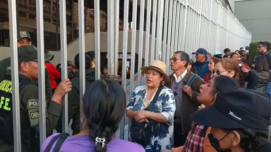 Ciudadanos realizan largas filas afuera del Banco Central de Bolivia(BCB), para poder cambiar sus billetes de Serie B.