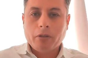 Edmand Lara en una transmisión en vivo