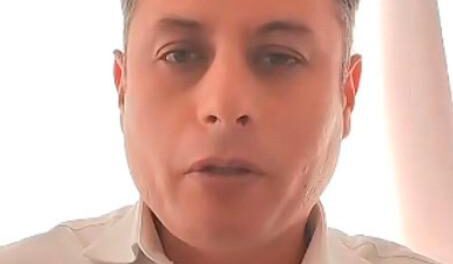 Edmand Lara en una transmisión en vivo