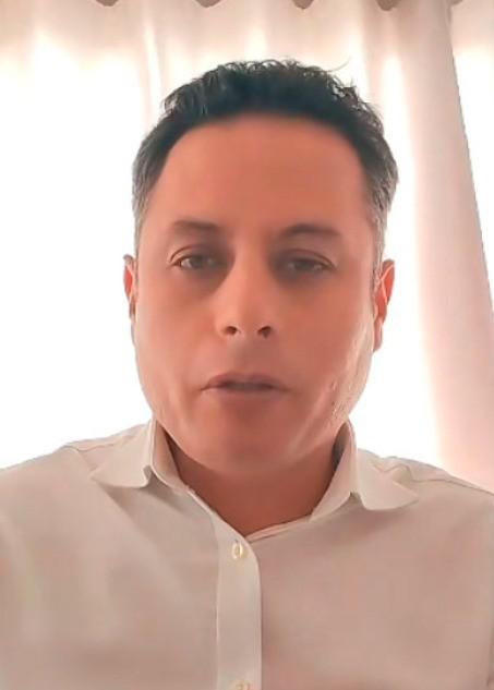 Edmand Lara en una transmisión en vivo