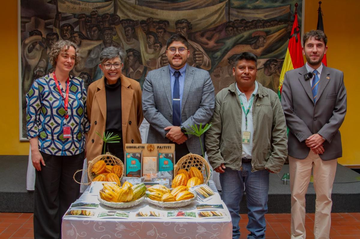 Autoridades y representantes durante el lanzamiento del evento